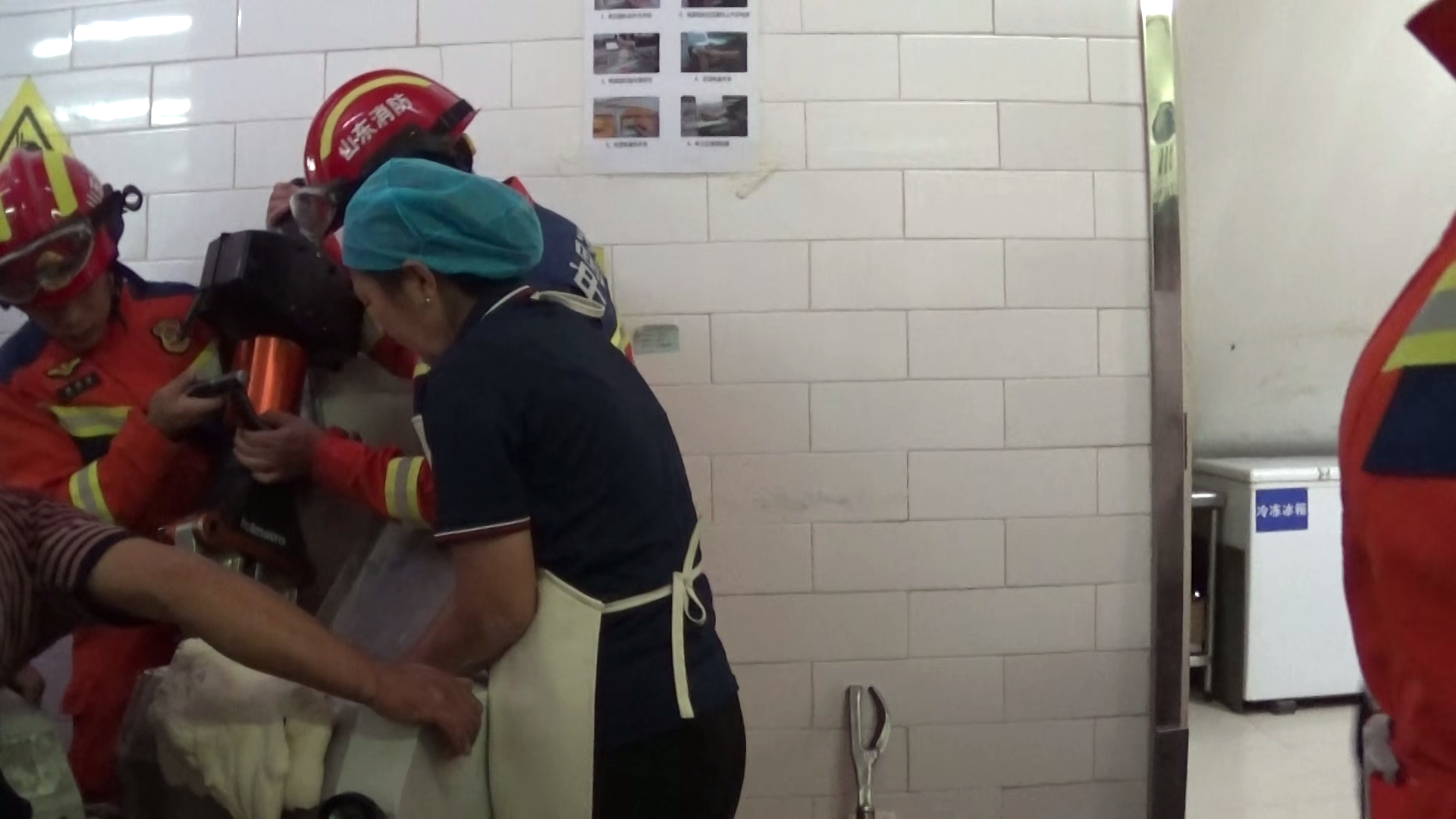 山东济南：压面机卡手 消防紧急救援